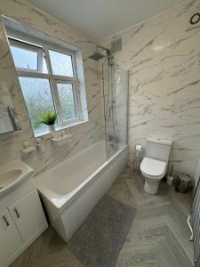 Koupelna v ubytování Smart Guest Rooms Fast Access to Central London via Piccadilly Line