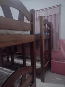 a room with two bunk beds in a room at Casa perto da praia mobiliada in Itanhaém