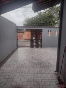 an empty room with a tile floor in a building at Casa perto da praia mobiliada in Itanhaém