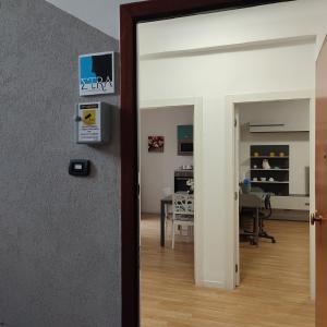 塔蘭托的住宿－ETRA Casa Vacanza，通往带书桌的房间的敞开门