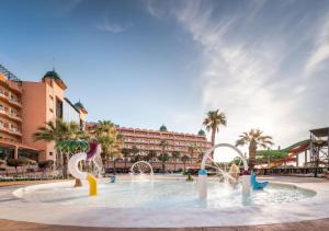 una piscina en un complejo con un parque acuático en ALEGRIA Colonial Mar, en Roquetas de Mar