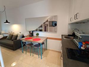 uma cozinha e sala de estar com uma mesa e um sofá em By Paseo de Colón Apartment em Barcelona