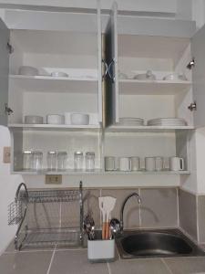 - une cuisine avec évier et étagères dans l'établissement Nature Bliss Hideaway, à Silang