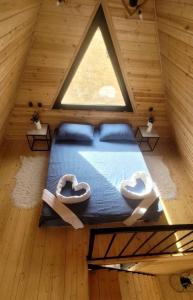 カズベギにあるMTISGULI Cottagesの窓のある部屋のベッド +80枚の写真