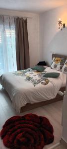 um quarto com uma cama grande e uma janela em Pensiunea Vila Geany SRL em Băile Herculane