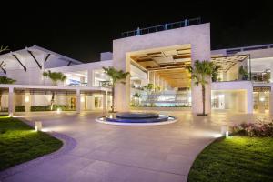 un gran edificio con una fuente frente a él por la noche en Serenade Punta Cana Beach & Spa Resort en Punta Cana