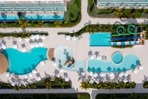 Bazén v ubytování Serenade Punta Cana Beach & Spa Resort nebo v jeho okolí