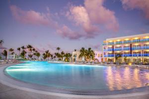 Bazén v ubytování Serenade Punta Cana Beach & Spa Resort nebo v jeho okolí