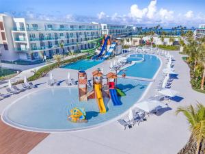 una imagen de la piscina del resort en Serenade Punta Cana Beach & Spa Resort, en Punta Cana