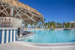 Bazén v ubytování Serenade Punta Cana Beach & Spa Resort nebo v jeho okolí