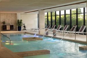 una piscina con sillas en un edificio en Serenade Punta Cana Beach & Spa Resort, en Punta Cana
