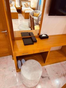 Elle offre une vue sur le salon doté d'un miroir. dans l'établissement فندق النجم الأزرق - Blue star hotel, à Djeddah