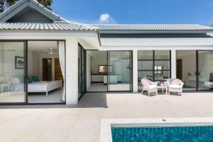 Villa con piscina y dormitorio en Lavaliere by NB Villas en Koh Samui