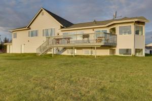 基奈的住宿－Oceanfront Kenai Villa with Fireplace and Deck，一座带甲板和庭院的大房子