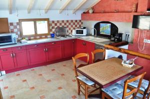 A kitchen or kitchenette at CABANON TIMANTHE