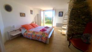 a small bedroom with a bed and a window at CABANON TIMANTHE in Canari