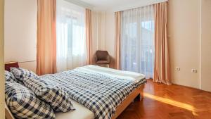 una camera con un letto e una sedia e una finestra di FilinHome Jaksica Suite a Novi Sad