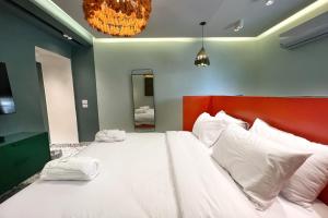 - une chambre avec un grand lit blanc et des oreillers blancs dans l'établissement The 1 BDR Peridot Flatette 5 min to CAI Airport, au Caire