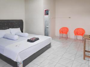 Postel nebo postele na pokoji v ubytování RedDoorz @ Jalan Ujung Aji Berastagi + 13 fotografií