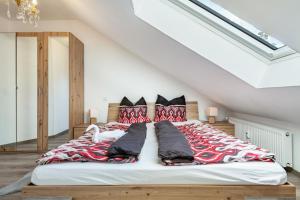 Un dormitorio con una cama grande con almohadas. en Fuchswiese en Thurmansbang