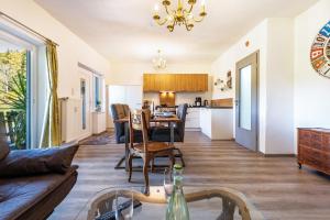 a living room and kitchen with a table and chairs at Fuchswiese in Thurmansbang