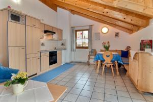 - une cuisine et une salle à manger avec une table et des chaises dans l'établissement Ponyhof Killinger, à Zwiesel