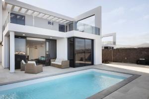 Bazén v ubytování Modern Los Mojones Villa 3 Bedrooms All En-Suite Villa Berniente Great Sea Views Puerto Del Carmen nebo v jeho okolí