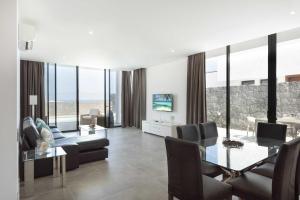 TV a/nebo společenská místnost v ubytování Modern Los Mojones Villa 3 Bedrooms All En-Suite Villa Berniente Great Sea Views Puerto Del Carmen