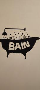 a black and white bath tub with the words sale the bat at Studio tout confort in Les Adrets