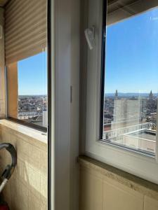 een raam in een kamer met uitzicht op de stad bij Bilocale di charme in centro in Parma