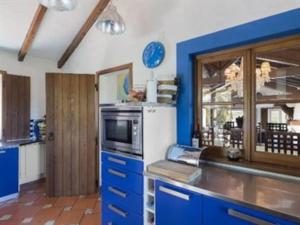 Kitchen o kitchenette sa Monte da Pereirinha a country house with pool and tennis court, 20 mins from beaches