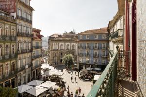 un groupe de personnes se promenant dans une rue avec des bâtiments dans l'établissement Apartments2Stay I Porto - Flores, à Porto