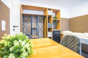 ビュンデにあるGolden Nugget - Wohnungen und Apartments der besondern Art!のテーブル、椅子、ベッドが備わる客室です。