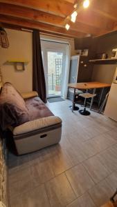 Un dormitorio con una cama y una mesa en una habitación. en gites 2 beauvoir, en Beauvoir