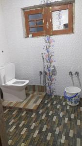 古爾默爾格的住宿－Sheen Homestay，一间带卫生间和水槽的浴室