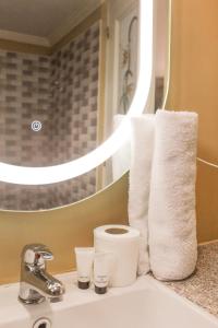 - un lavabo avec 2 rouleaux de papier toilette et un miroir dans l'établissement JOE'S CASTLE, à Sagbayan