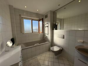 ウールディンゲン・ミュールホーフェンにあるSeeperleのバスルーム(バスタブ、トイレ、シンク付)