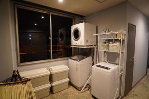 - une buanderie avec plusieurs appareils et une fenêtre dans l'établissement La Union Twin room with share bath room - Vacation STAY 31448v, à Fukushima