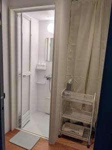 福島的住宿－La Union Twin room with share bath room - Vacation STAY 31448v，一间带镜子和淋浴的浴室
