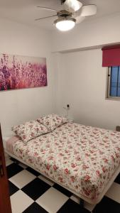 1 dormitorio con 1 cama y una pintura en la pared en Apartamento Plaza Merced, en Málaga