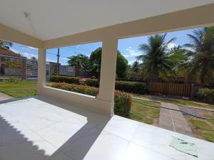 un porche vacío con vistas a un patio en casa ampla com PISCINA e área verde em São José ao lado de Maragogi, en São José da Coroa Grande