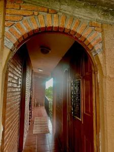 an archway in a building with a red door at Casa Gutiérrez in Teotitlán del Valle