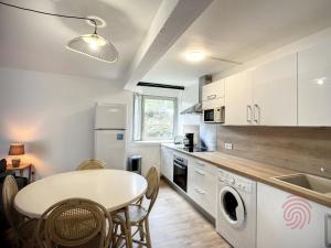 Studio Lamalou-les-Bains, 1 pièce, 2 personnes - FR-1-451-56にあるキッチンまたは簡易キッチン