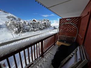 un balcón con nieve en el suelo en Appartement Albiez, en Albiez-Montrond