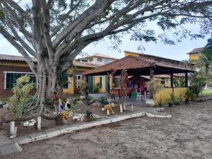 dom z drzewem przed nim w obiekcie POUSADA YHWH (Pedro & Neth) w mieście Araruama