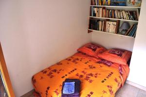 1 cama con edredón de naranja en un dormitorio en CABANON SEVERIN, en Canari