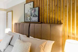 un soggiorno con divano e parete in legno di Stylish 2 bed city centre house a Norwich