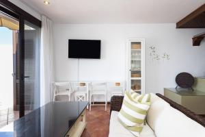 Μια τηλεόραση ή/και κέντρο ψυχαγωγίας στο The Paradise Suites by Anne, charm apartment in Adeje