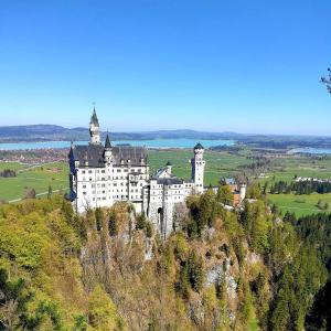 un castillo en la cima de una colina en Ferienwohnung Lechufer, 80m2 mit 2 Terrassen und Garten en Pinswang