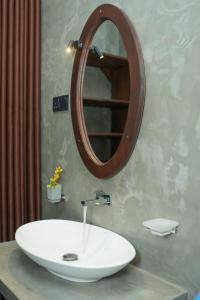 uma casa de banho com um lavatório e um espelho em Coffee Shade em Midigama East